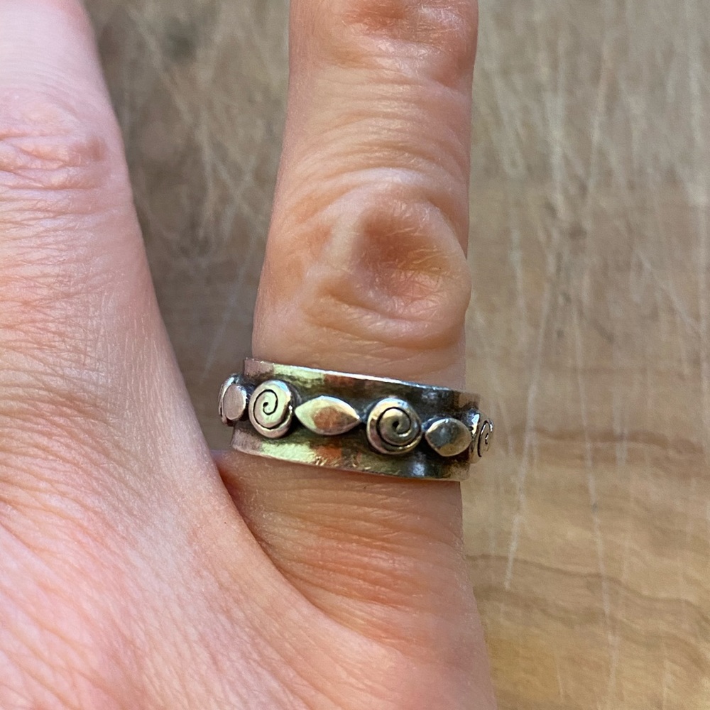 Vintage signed 925 silver ring with designs